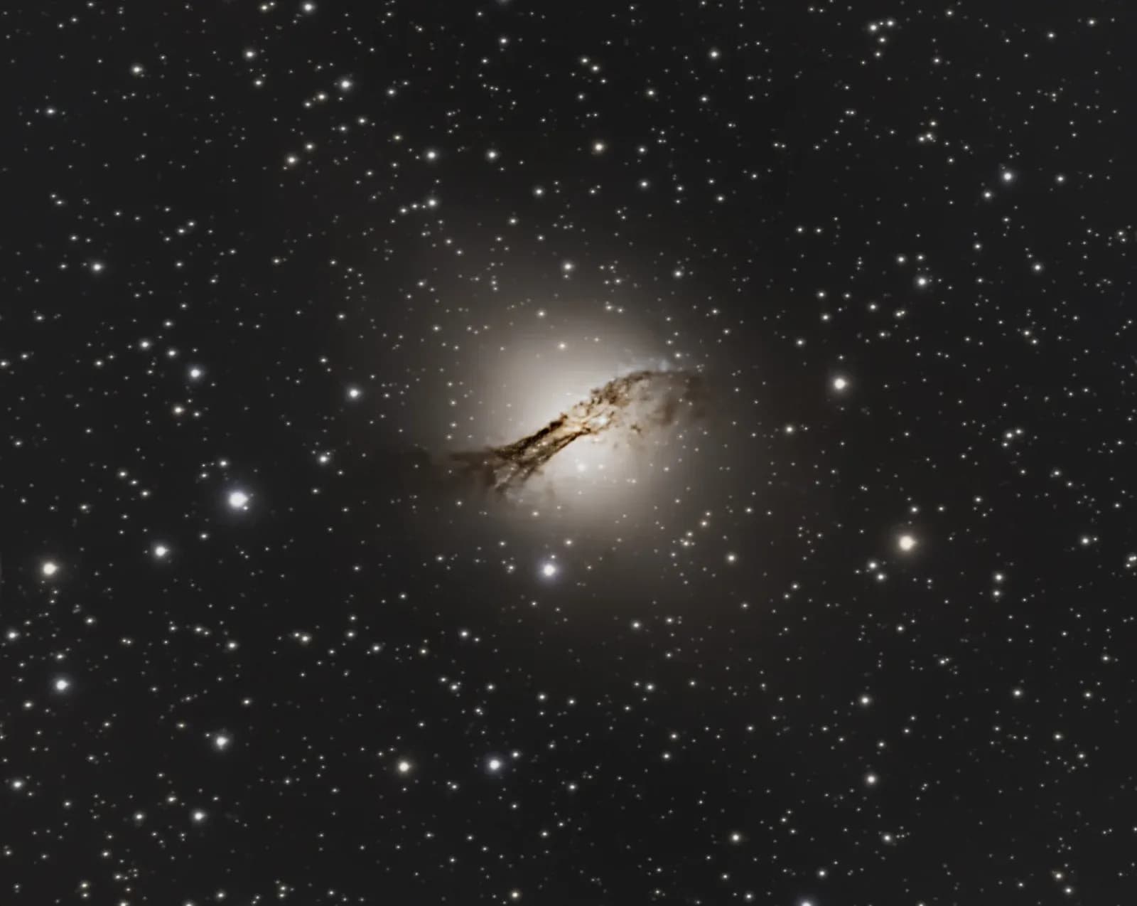 Centaurus A, 140 poses de 10 s au Seestar S50
