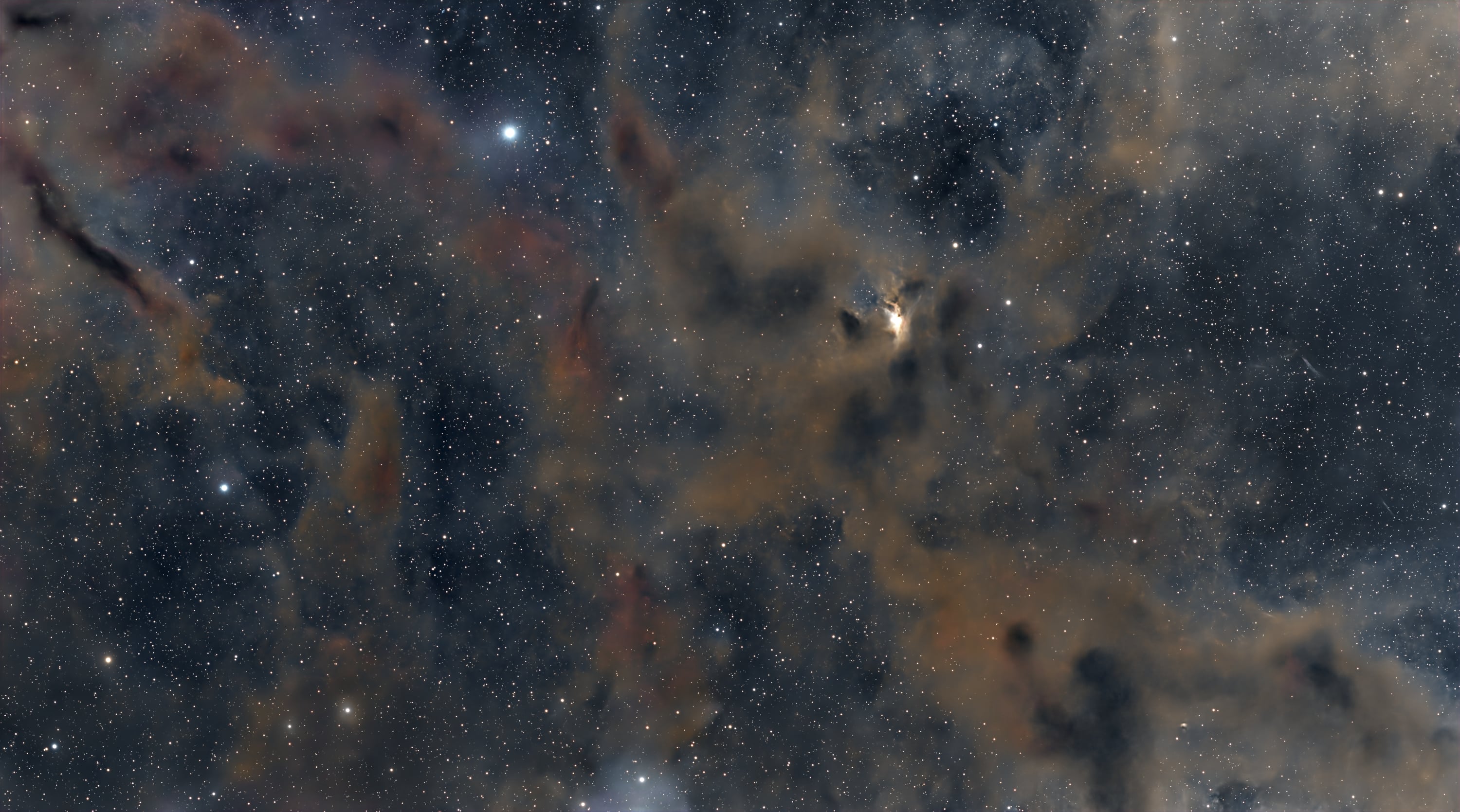 Barnard 228 Nebuleuse du Loup Sombre, 59x600s - Askar 71F et ASI585MC